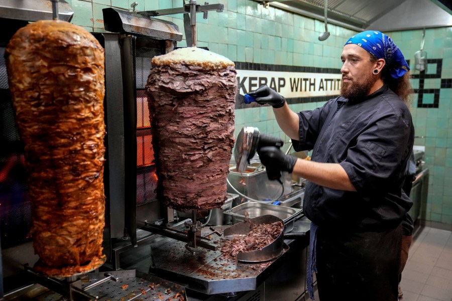 FILE - Doner chef Hvesley Silva cuts doner kebab in a doner kebab restaurant in Berlin, Germany, Monday, Sept. 16, 2024. (AP Photo/Ebrahim Noroozi, File)