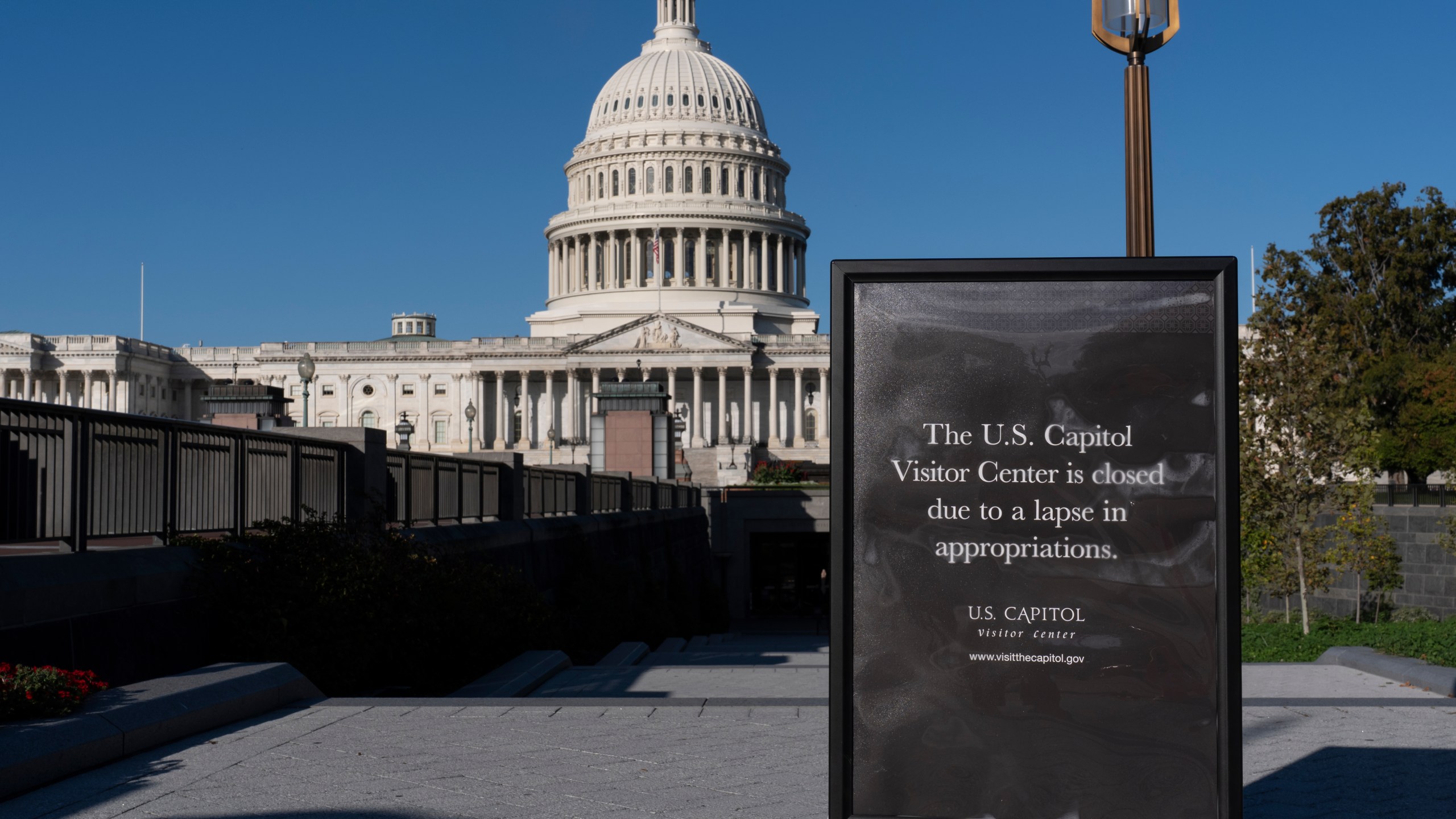 With the government shutdown now in its third week, a sign turns away tourists at the entrance to the Capitol Visitor Center, in Washington, Wednesday, Oct. 15, 2025. (AP Photo/J. Scott Applewhite)