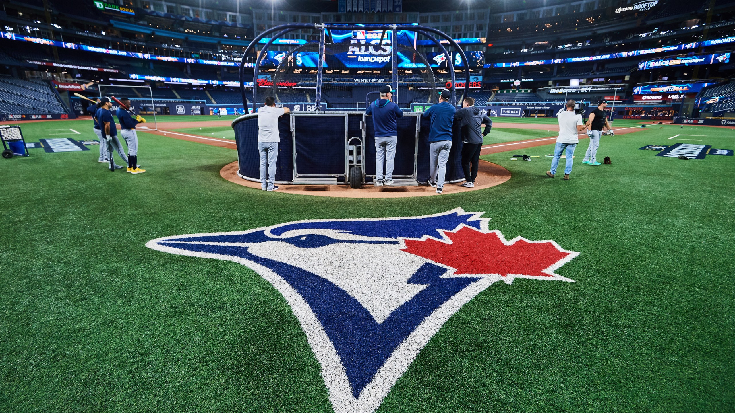 The Seattle Mariners gather around the cage during batting practice, Saturday, Oct. 18, 2025, in Toronto, ahead of Sunday's Game 6 in baseball's American League Championship Series against the Toronto Blue Jays. (Sammy Kogan/The Canadian Press via AP)