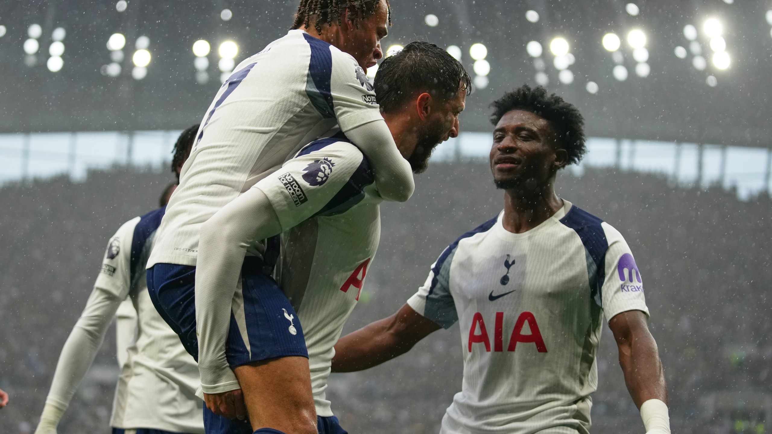 Tottenham's Rodrigo Bentancur, center, celebrates scoring with teammate during the English Premier League soccer match between Tottenham Hotspur and Aston Villa in London, Sunday, Oct. 19, 2025. (AP Photo/Joanna Chan)
