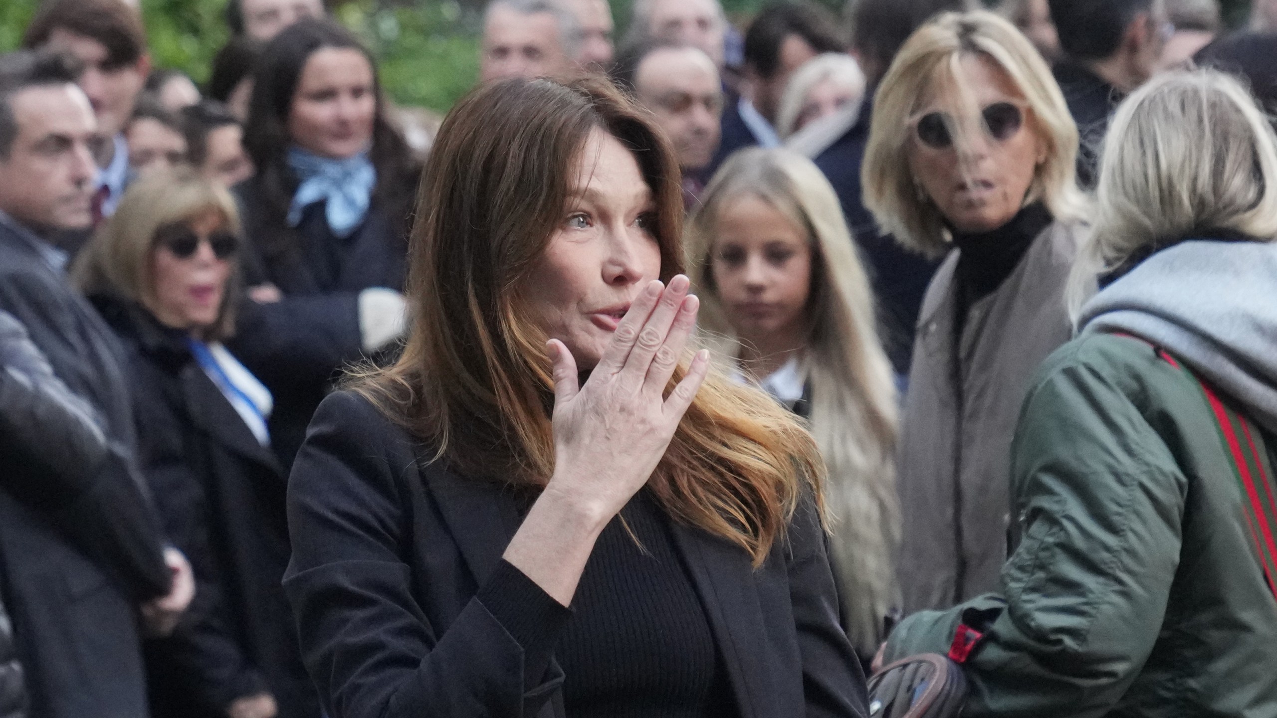 Carla Bruni-Sarkozy blows a kiss as her husband former French President Nicolas Sarkozy heads to prison to serve time for a criminal conspiracy to finance his 2007 election campaign with funds from Libya. Tuesday, Oct. 21, 2025 in Paris. (AP Photo/Thibault Camus)
