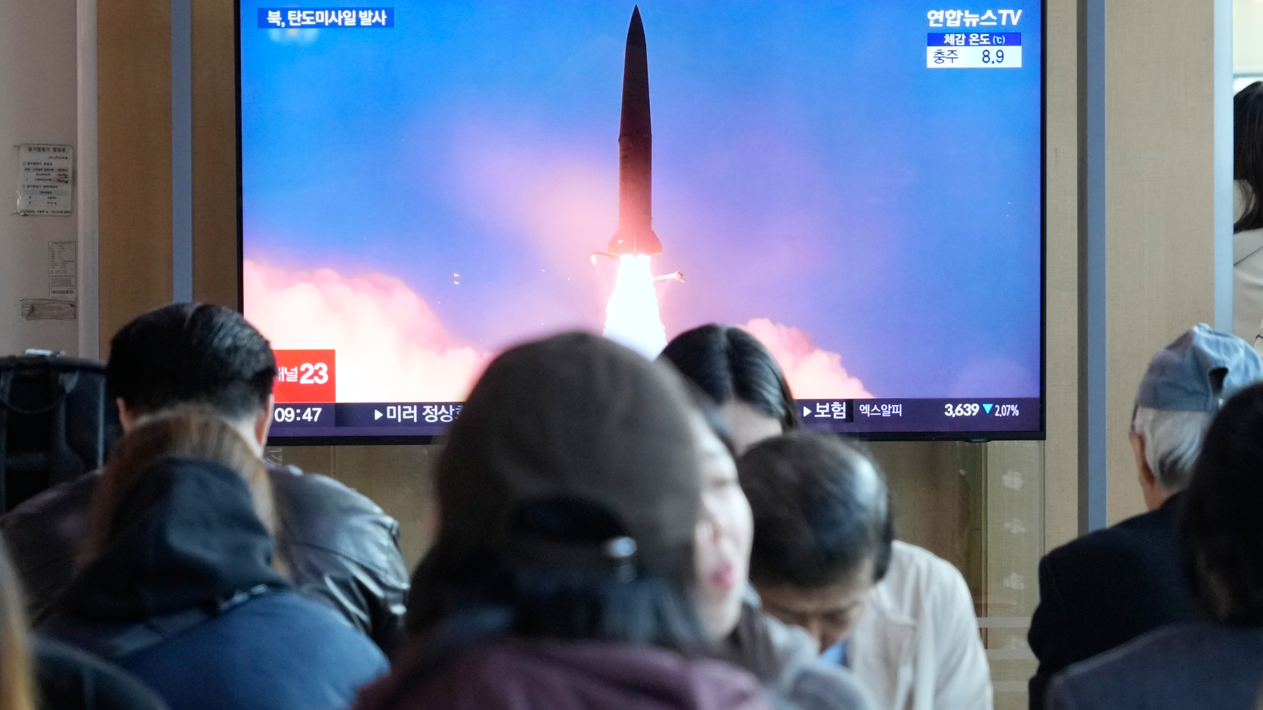 A TV screen shows a file image of North Korea's missile launch during a news program at Seoul Railway Station in Seoul, South Korea, Wednesday, Oct. 22, 2025. (AP Photo/Ahn Young-joon)