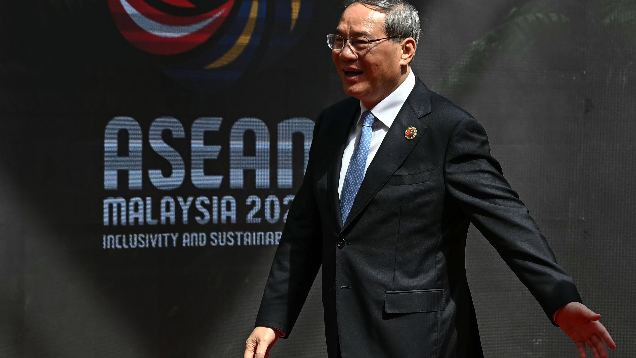 China's Premier Li Qiang arrives at the Kuala Lumpur Convention Centre to attend the 47th Association of Southeast Asian Nations (ASEAN) summit in Kuala Lumpur, Malaysia, Monday, Oct. 27, 2025. (Lillian Suwanrumpha/Pool Photo via AP)
