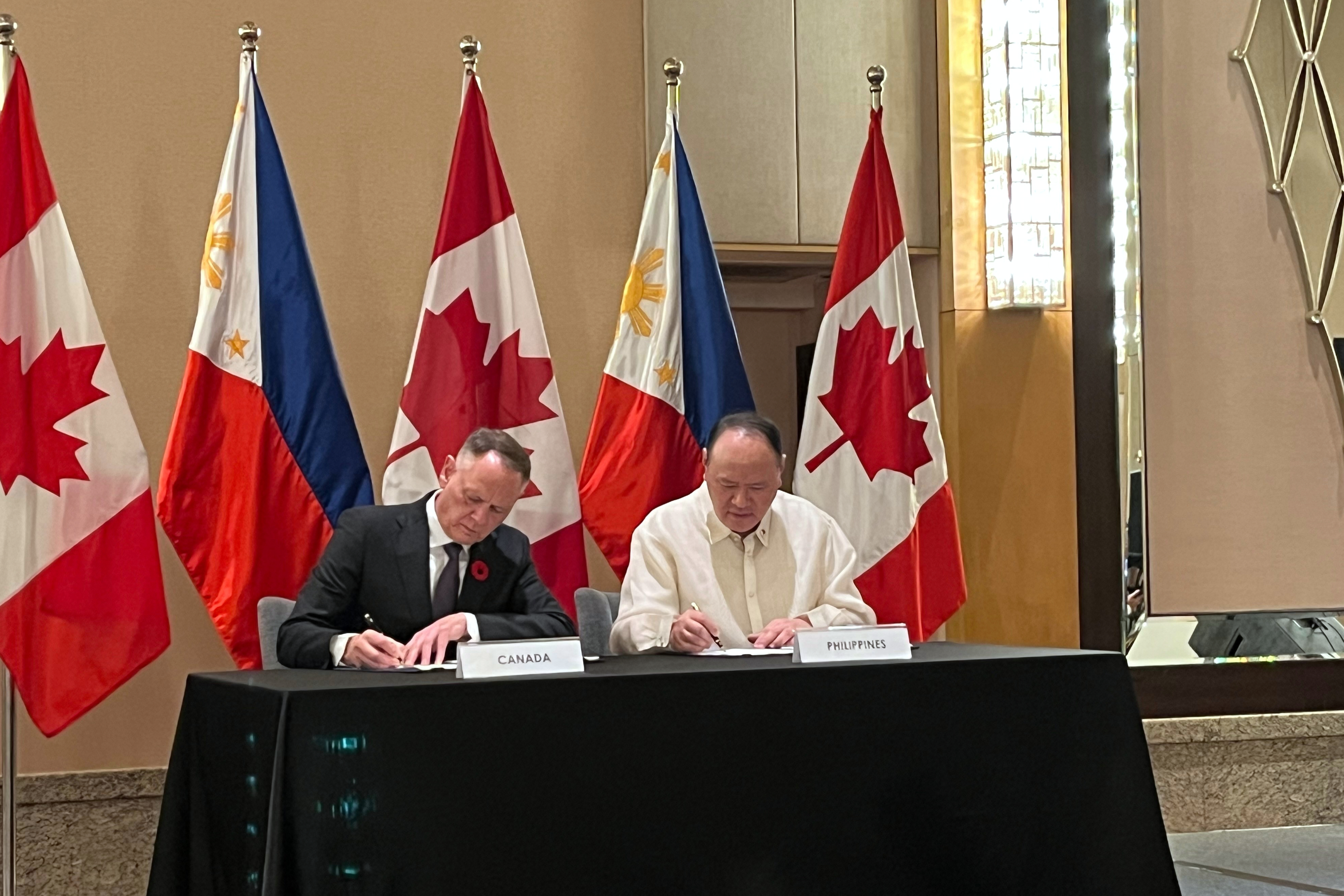Canadian Defense Minister, David McGuinty and Philippine Defense Secretary Gilberto Teodoro Jr. sign an agreement in Manila, Sunday, Nov. 2, 2025. (AP Photo/Jim Gomez)